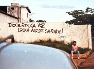 “Doce rouca voz, louca atroz saudade.” No grafite assinado por Jambo, a cidade transforma afeto e ausência em poesia urbana.